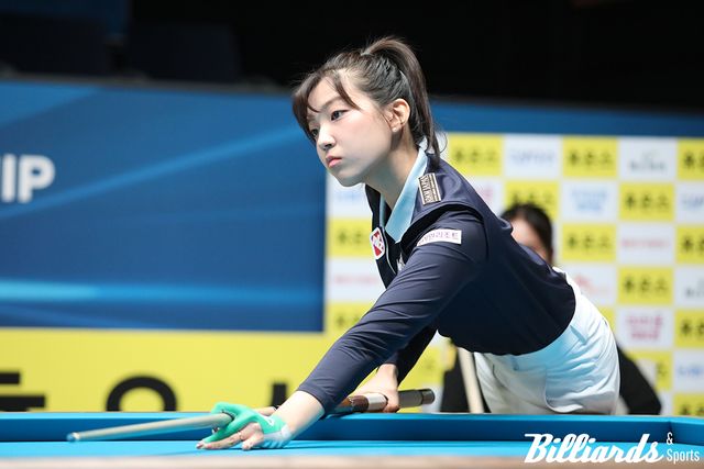 원하는 대로 공이 들어가지 않자 갸웃하는 전지우