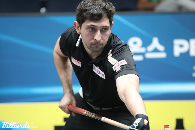 다비드 마르티네스(크라운해태)는 신기웅을 세트스코어 3-1로 꺾고 8강에 진출했다.