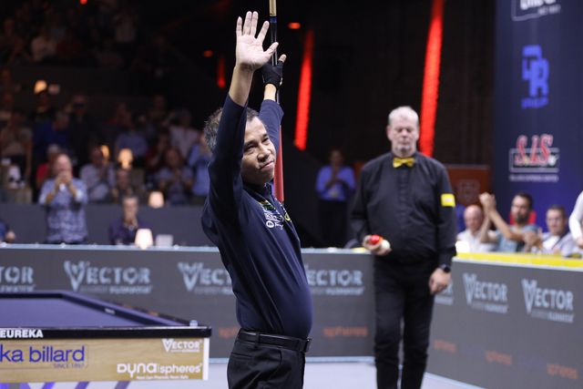 '베트남 최강자' 쩐뀌엣찌엔이 '베겔 3쿠션 당구월드컵 2024' 결승전에서 프레데리크 쿠드롱(벨기에)을 28이닝 만에 50:38로 꺾고 시즌 2승과 통산 4승을 달성했다. 쩐뀌엣찌엔은 아시아 국가 선수 중 가장 먼저 4승 고지를 밟았고, 복귀 후 첫 결승에 진출한 쿠드롱은 준우승에 머물러 다음으로 대관식을 미루게 됐다.&nbsp; 사진=SOOP 제공