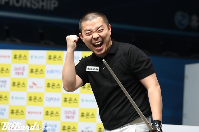 박승희2가 '와일드카드 돌풍' 김홍민을 꺾고 1부 투어 첫 4강 진출에 성공했다. 김홍민을 세트스코어 3-0으로 꺾고 기뻐하는 박승희2. 사진=고양/이용휘 기자