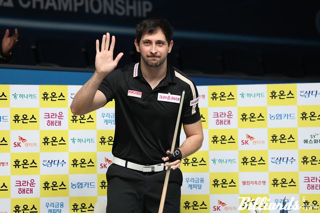 이전과 다르게 긴 헤어스타일로 가을 느낌을 물씬 풍긴 다비드 마르티네스(크라운해태)가 팬들을 향해 손을 흔들며 인사하고 있다. 사진=고양/이용휘 기자