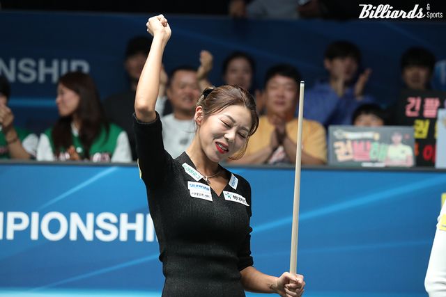 '당구 여제' 김가영(하나카드)이 5차 투어 '휴온스 LPBA 챔피언십'에서 우승하며 프로당구 사상 최초로 통산 10승을 달성했다. 김가영은 27일 밤 10시에 열린 결승전에서 권발해를 세트스코어 4-1로 꺾고 우승상금 4000만원을 획득했다.&nbsp; 사진=고양/이용휘 기자