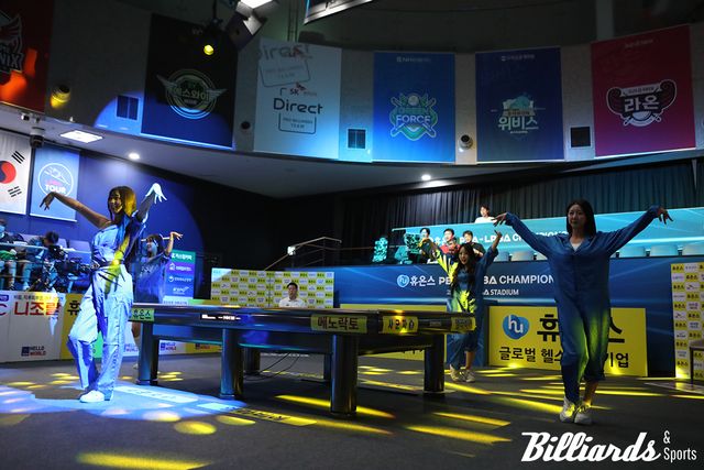 '휴온스 PBA 챔피언십' 결승전 시작 전 프로당구 전용구장의 열기를 뜨겁게 달군 프바걸즈. 사진=고양/이용휘 기자&nbsp;