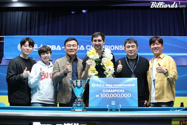 마르티네스의 우승을 축하하는 크라운해태 기종표 단장(가운데)과 선수들.