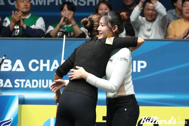 롤모델인 김가영과 결승전 경기 후 포옹하고 있는 권발해