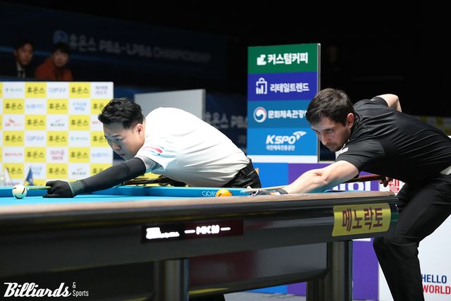 결승전 뱅킹을 하는 강동궁과 마르티네스.