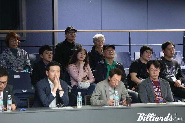 20년 만에 처음으로 아들의 경기를 응원하기 위해 경남 진해에서 온 강동궁의 부모님과 가족들.