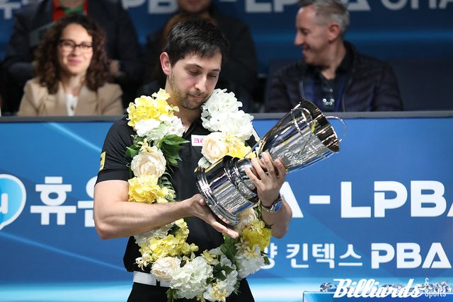 6번째 PBA 우승 트로피를 한참 들여다보고 있는 마르티네스.