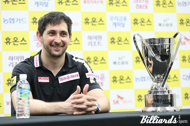 스페인의 다비드 마르티네스(크라운해태)가 올 시즌 두 번의 결승전에서 모두 '헐크' 강동궁(SK렌터카)을 물리치고 우승을 차지했다. 5차 투어 '휴온스 챔피언십' 결승에서 강동궁을 세트스코어 4-1로 꺾고 시즌 2승과 PBA 통산 6승을 차지한 마르티네스가 기자회견을 하고 있다. 사진=고양/이용휘 기자