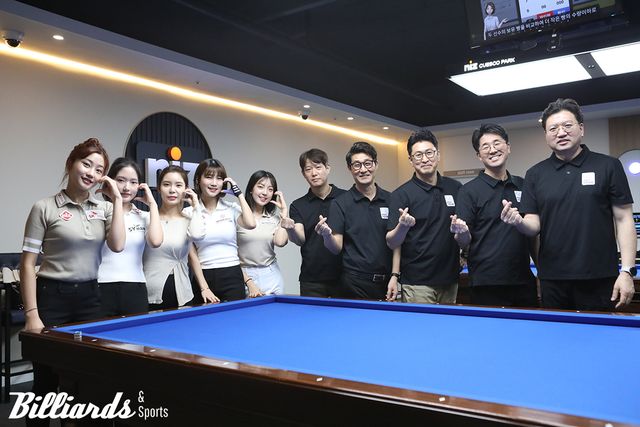 왼쪽부터 조예은, 한지은, 이우경, 용현지, 전지우 선수와 한준희, 홍명기, 이재성, 유동훈, 성혁기 심판.&nbsp;