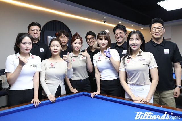 경기 휴 기념 사진을 찍고 있는 양 팀 선수들.