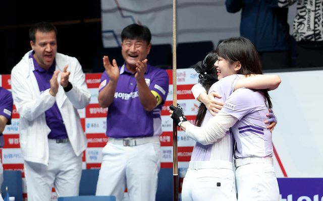 2세트 승리 후 기뻐하는 하이원리조트의 이미래와 전지우. 사진=PBA