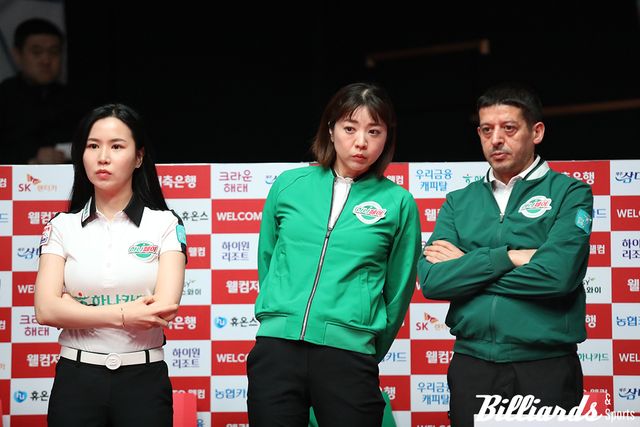 경기를 지켜보고 있는 하나카드의 김진아, 사카이 아야코, 무라트 나지 초클루.