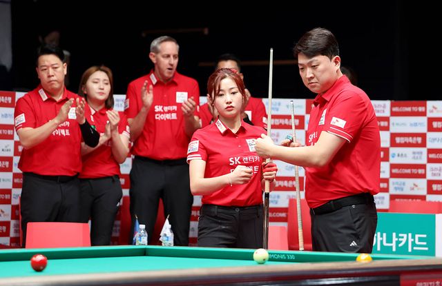 3라운드 첫 승리를 기록한 SK렌터카의 조예은-조건휘