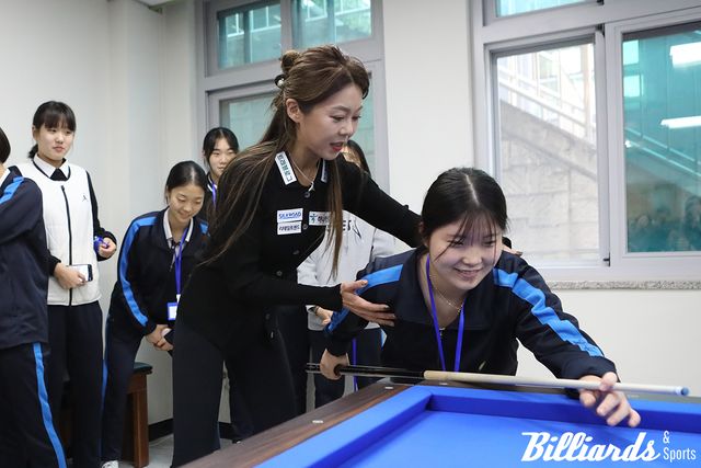 직접 자세를 알려주는 김가영