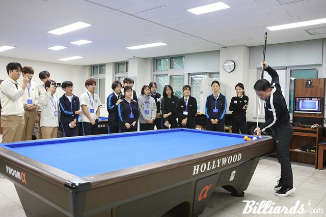 당구 시연을 보이고 있는 조재호.