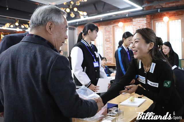 재학 당시 은사와 재회한 김가영