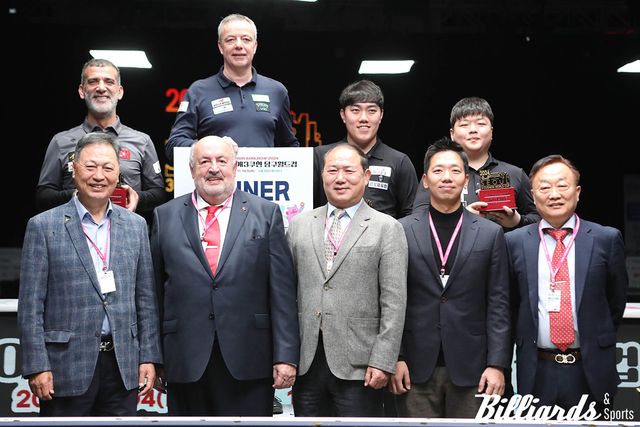 시상대에 선 입상자들과 시상식에 참석한 내빈들.