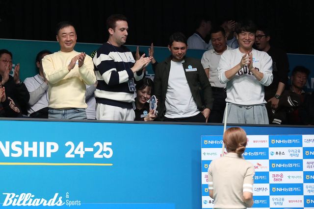 김민영에게 응원을 보내는 우리원위비스 선수들