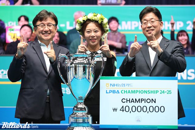 왼쪽부터 장상진 PBA 부총재, 우승 김가영, NH농협카드 금동명 사장.