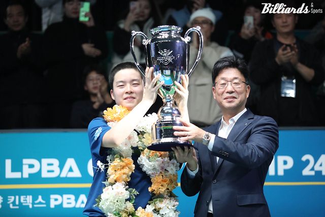 우승트로피를 들어 올린 김영원과 NH농협카드 금동명 사장.