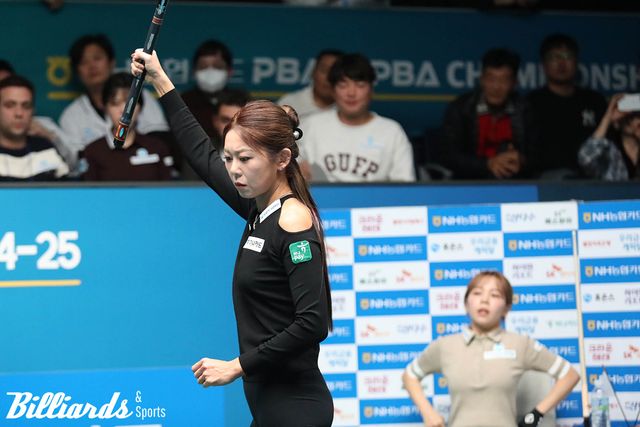 마지막 샷 직후 큐를 번쩍 들어올리며 승리를 확신하는 김가영.
