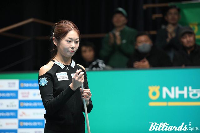 세트스코어 3-1로 밀리고 있던 김가영이 웃자 분위기가 바뀌었다.