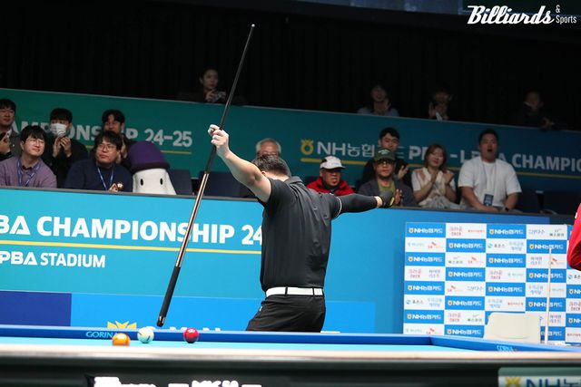 승리 후 두 팔을 벌려 기뻐하는 오태준.