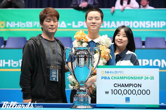 김영원의 아버지 김창수씨와 어머니 안효정씨가 김영원과 우승 기념사진을 찍고 있다.