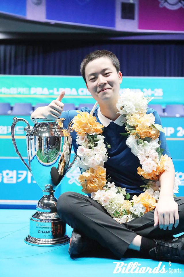 첫 PBA 투어 우승 트로피를 차지한 김영원