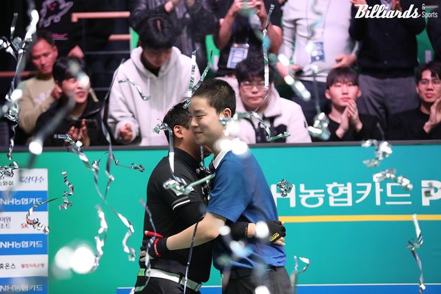 승리 후 오태준과 포옹하는 김영원.