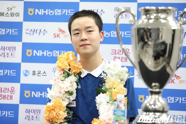 17세의 최연소 프로당구 챔피언 김영원이 기자회견을 통해 우승 소감을 전하고 있다. 사진=고양/이용휘 기자