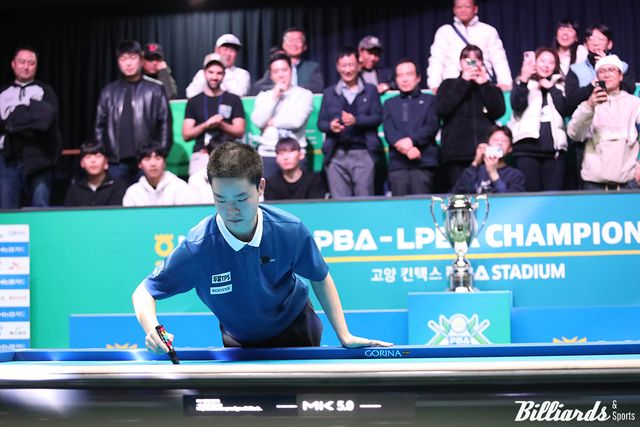 최연소 챔피언의 사인을 남기는 김영원.