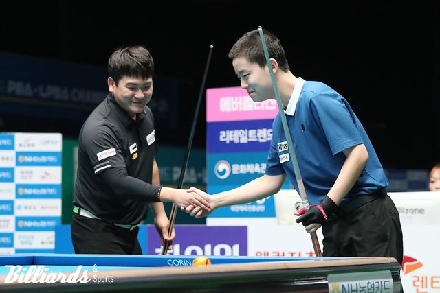 경기에 앞서 오태준과 김영원이 악수를 나누며 인사를 하고 있다.