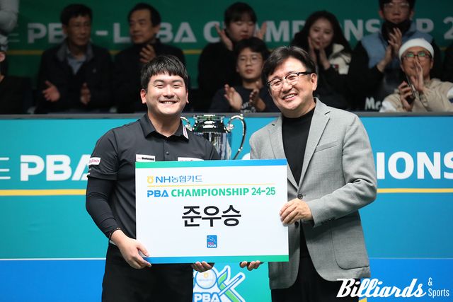 준우승자 오태준과 프로당구협회 장상진 부총재.&nbsp;