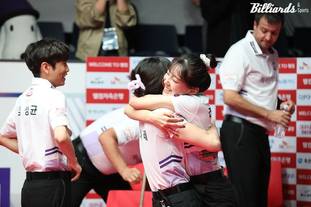 승리에 감격의 포옹을 하는 이미래와 전지우.