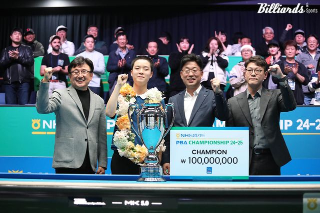 김영원의 우승 시상식에는 웰컴저축은행 윤현식 단장(맨 오른쪽)이 참석해 축하를 전했다.