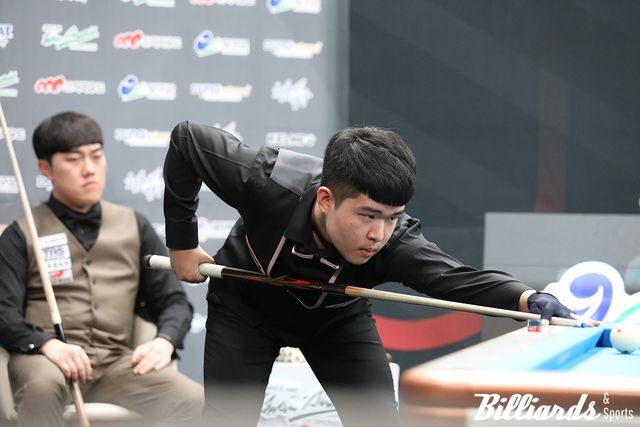 김준태와 32강 대결 중인 김도현.