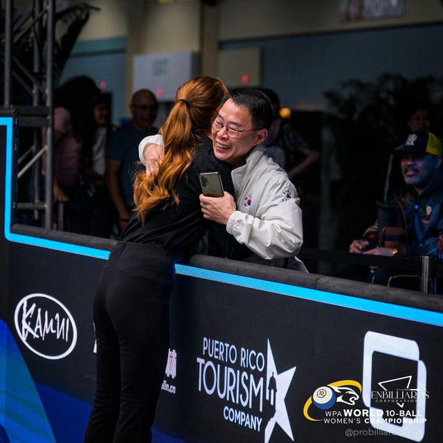 준결승전 승리 후 기뻐하는 서서아와 김웅대 감독.