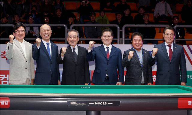 대회 관계자들 개막식 후 기념촬영. 왼쪽부터 장상진 PBA 부총재, 김대웅 웰컴저축은행 대표이사, 김영수 PBA 총재, 박승원 광명시장, 유상기 광명시 체육회장, 김종오 광명시의회 부의장.&nbsp;