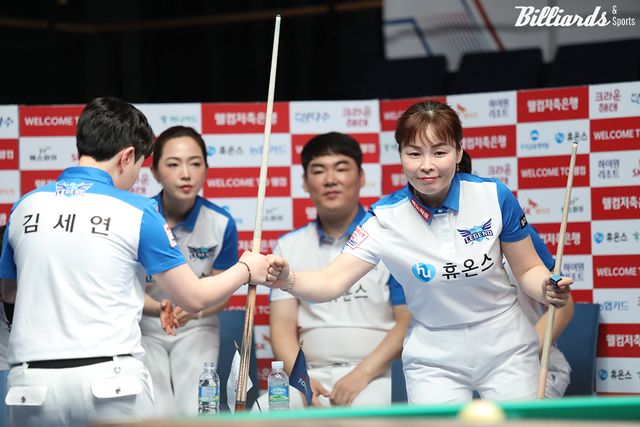 휴온스의 2세트 여자복식에 출전하는 김세연-이신영.