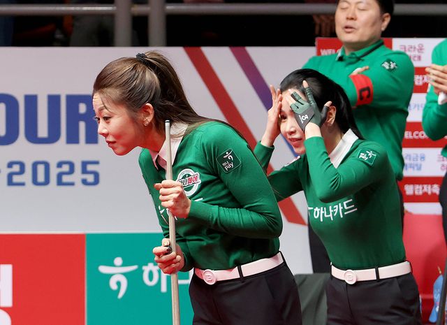 2세트 여자복식에서 승리한 김가영-김진아.