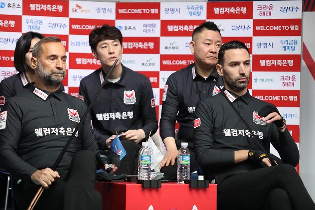 1세트 남자복식에서 두 선수는 11:5로 승리를 거두었다.