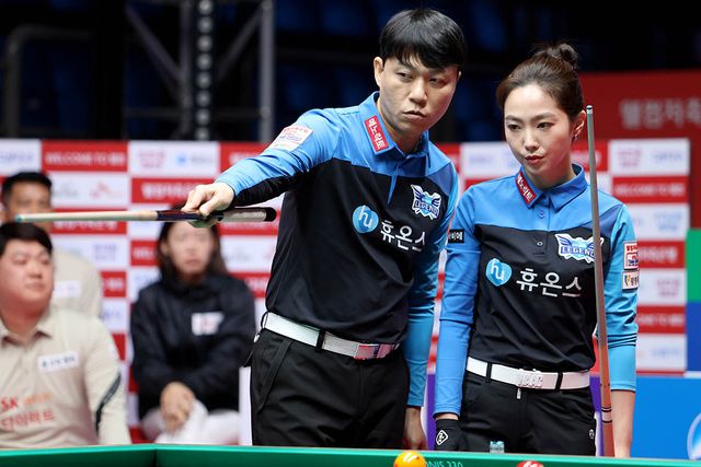 휴온스의 최성원과 차유람. 휴온스는 PBA 팀리그 4라운드 첫날 SK렌터카를 꺾고 1승을 올렸다. 사진=PBA