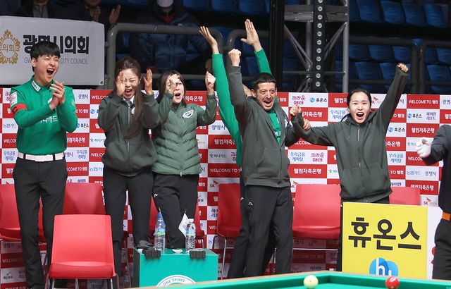 김병호의 매치포인트가 득점되는 순간에 기뻐하는 하나카드 선수들.