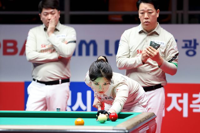 SK렌터카는 3라운드까지 3승을 거두었던 크라운해태와 4라운드 2일차에 대결해 세트스코어 2-4로 시즌 첫 패배를 당했다.