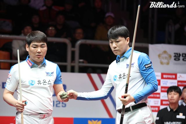 1세트를 승리한 휴온스 주장 최성원(오른쪽)과 이상대.