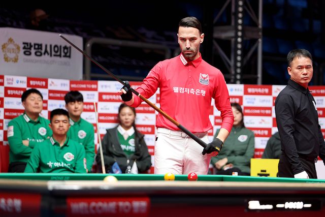 1세트에 7점을 치며 활약한 웰컴저축은행의 카시도코스타스.