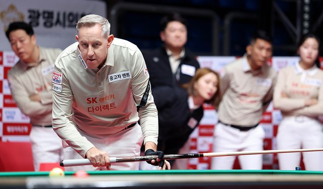 에디 레펀스(벨기에)는 5세트에 나와 크라운해태 주장 김재근에게 11:9로 승리를 거두며 2-3으로 쫓아갔다.