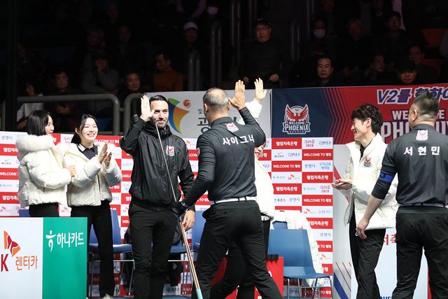 7세트를 사이그너가 승리한 뒤 웰컴저축은행 선수들과 하이파이브를 하고 있다.